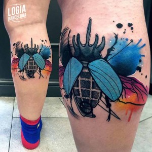 tatuaje_watercolor_escarabajo_pierna_logia_barcelona_monika_ochman    
